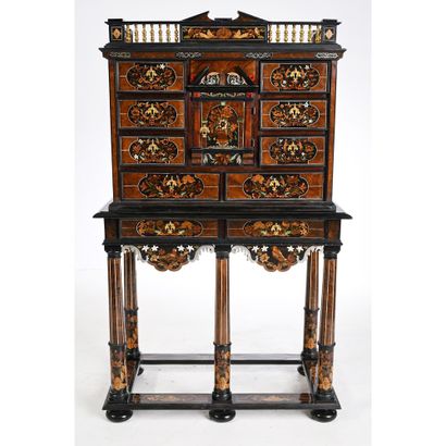 ELEGANT PETIT CABINET LOUIS XIV dit «Aux...