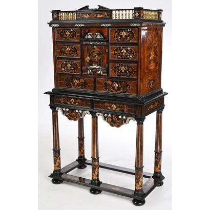 ELEGANT PETIT CABINET LOUIS XIV dit «Aux...