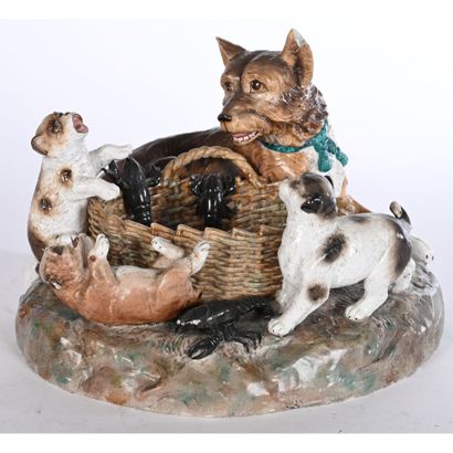 ORIGINAL GROUPE en porcelaine polychrome...