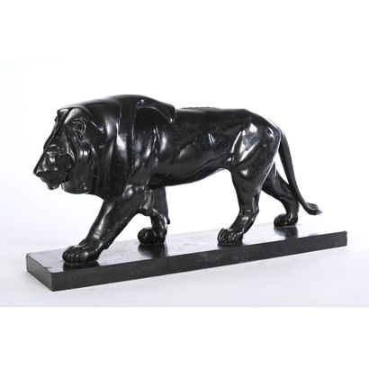 LE VERRIER Max. «Lion marchant». Métal patiné...