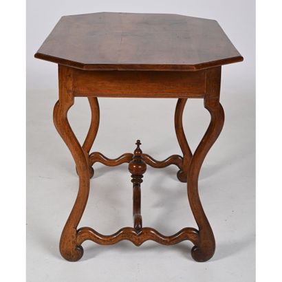 TABLE LOUIS XIII en noyer à joli piètement...