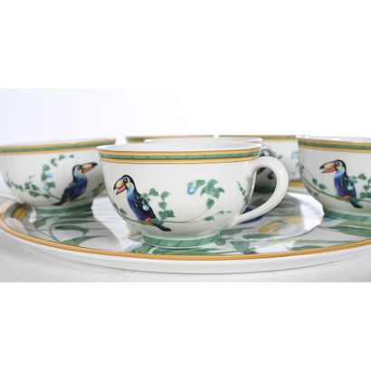 HERMES. SERVICE «Toucan» en porcelaine polychrome...
