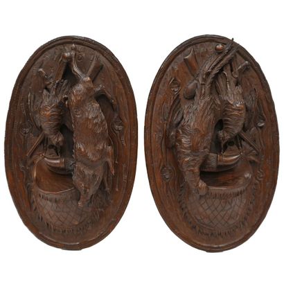 PAIRE DE PETITS MEDAILLONS en bois sculpté...