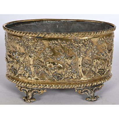 JARDINIERE ovale en laiton repoussé à décor...