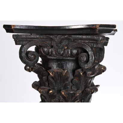 PAIRE DE COLONNES torsadées à décor de feuilles...