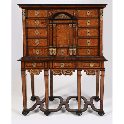 CABINET SUR SON PIETEMENT LOUIS XIII en placage...