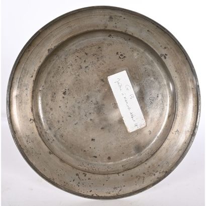 PLAT à décor gravé d’un blason armorié surmonté...
