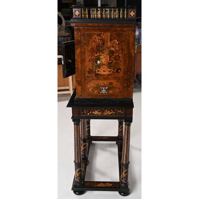 ELEGANT PETIT CABINET LOUIS XIV dit «Aux...