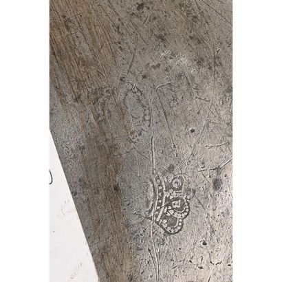 PLAT à décor gravé d’un blason armorié surmonté...