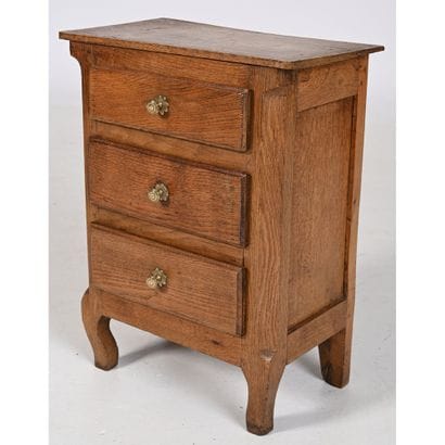 PETITE COMMODE D’ENFANT en chêne à 3 tiroirs....
