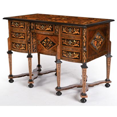 BUREAU MAZARIN «aux fleurs de jasmin» de...