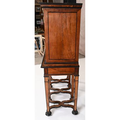 CABINET SUR SON PIETEMENT LOUIS XIII en placage...