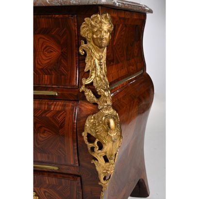SPECTACULAIRE COMMODE TOMBEAU LOUIS XV galbée...