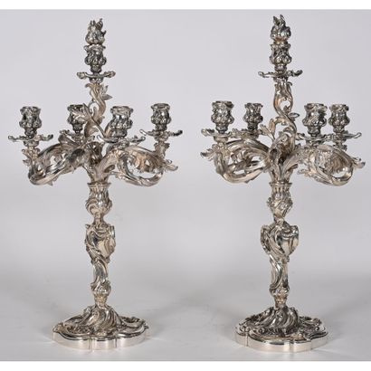 PAIRE DE CANDÉLABRES GIRANDOLES en bronze...