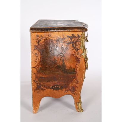 VENITIAN-style MAITRISE COMMODE with gold...