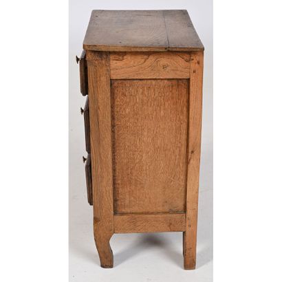PETITE COMMODE D’ENFANT en chêne à 3 tiroirs....