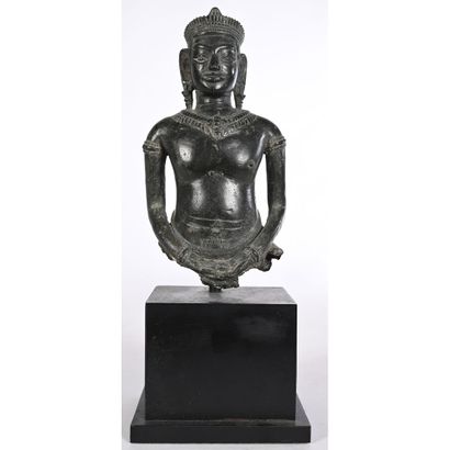 DIVINITY BUST in bronze. Khmer Empire. Circa...