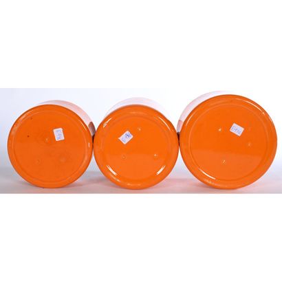 3 COUPES en céramique émaillée orange. Intérieur...