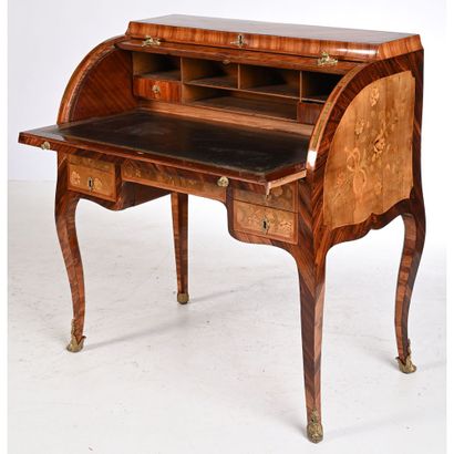 BUREAU CYLINDRE LOUIS XV à lamelles en placage...
