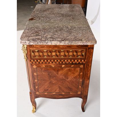 IMPORTANT TRANSITION COMMODE with central...