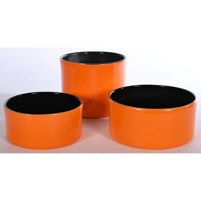 3 COUPES en céramique émaillée orange. Intérieur...