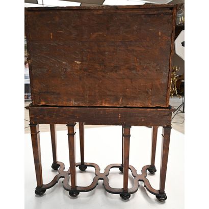 CABINET SUR SON PIETEMENT LOUIS XIII en placage...