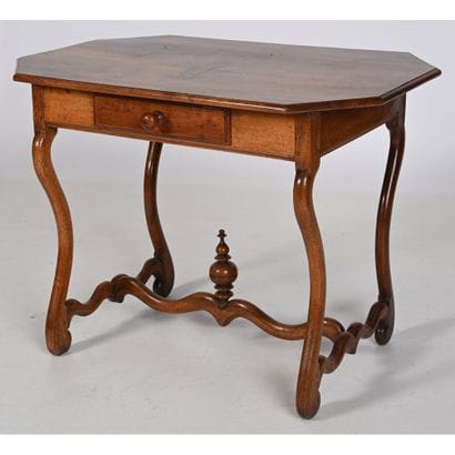 TABLE LOUIS XIII en noyer à joli piètement...