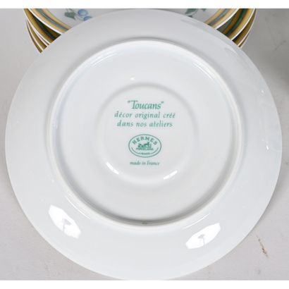 HERMES. SERVICE «Toucan» en porcelaine polychrome...