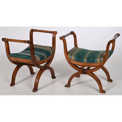 PAIR OF CURVED PLOYANTS in natural wood with...