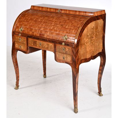 BUREAU CYLINDRE LOUIS XV à lamelles en placage...