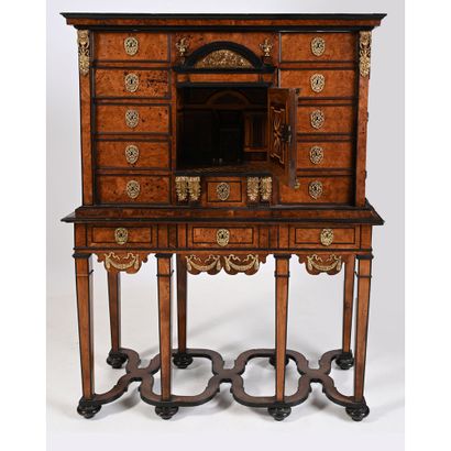 CABINET SUR SON PIETEMENT LOUIS XIII en placage...
