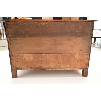 COMMODE LOUIS XIV à façade cintrée en placage...