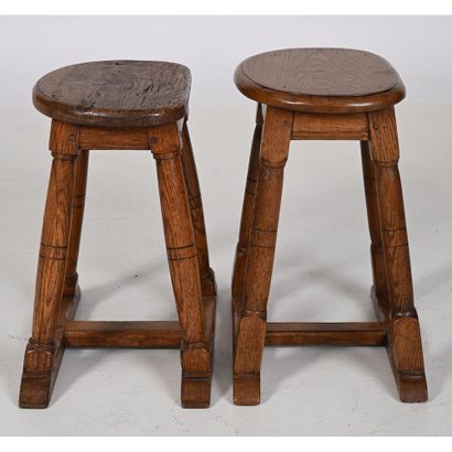 2 PETITS TABOURETS DE CHANTRE DANS LE GOUT...