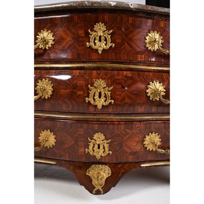 SPECTACULAIRE COMMODE TOMBEAU LOUIS XV galbée...