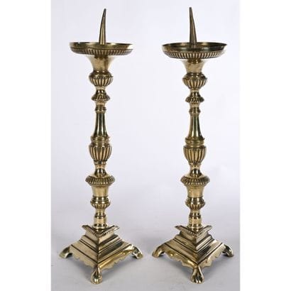 PAIRE DE PIQUE-CIERGES en bronze à base triangulaire,...