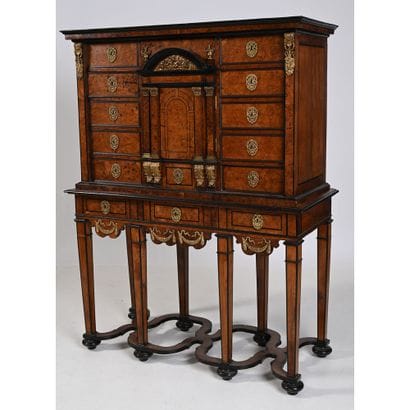CABINET SUR SON PIETEMENT LOUIS XIII en placage...