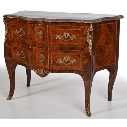 ELEGANTE COMMODE RÉGENCE à façade violonée...