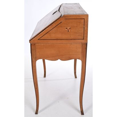 BUREAU DE PENTE en bois fruitier à décor...