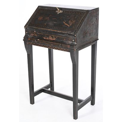 LITTLE LOUIS XVI PENTE DESK in Chinese-style...