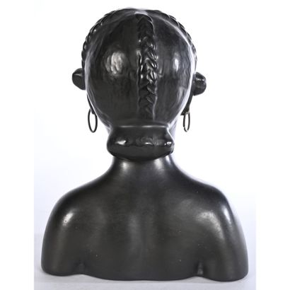 BUSTE de femme noire en céramique émaillée....