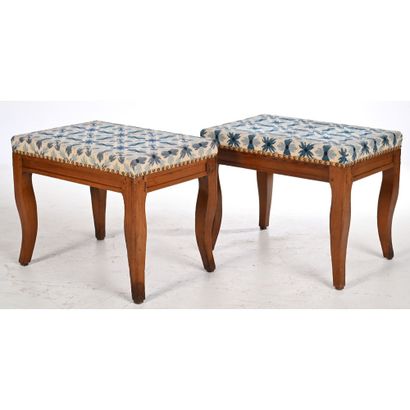 PAIRE DE TABOURETS LOUIS XV en bois fruitier...