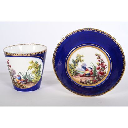 SEVRES. TASSE et sous-tasse en porcelaine...