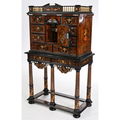 ELEGANT PETIT CABINET LOUIS XIV dit «Aux...