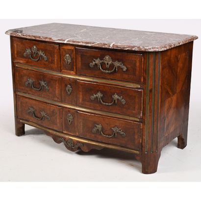 COMMODE RÉGENCE à façade cintrée en placage...