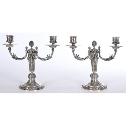 N° 249 - PAIRE DE PETITS CANDÉLABRES en argent...