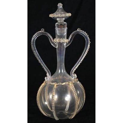 PETITE CARAFE de forme mouvementée en verre...