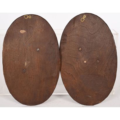 PAIRE DE PETITS MEDAILLONS en bois sculpté...