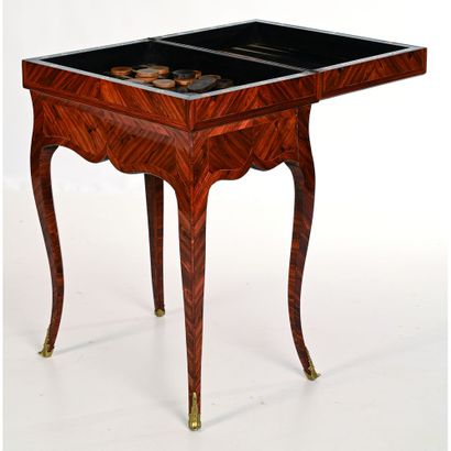 MIGEON. ELEGANTE TABLE A JEUX LOUIS XV formant...