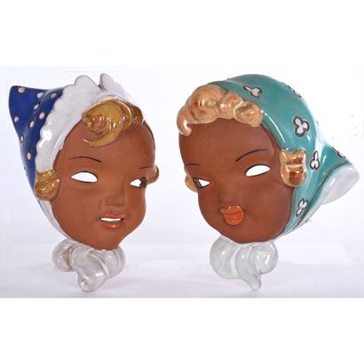 2 MASQUES D’APPLIQUE en terre cuite émaillée...