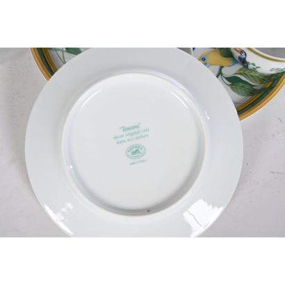 HERMES. SERVICE «Toucan» en porcelaine polychrome...